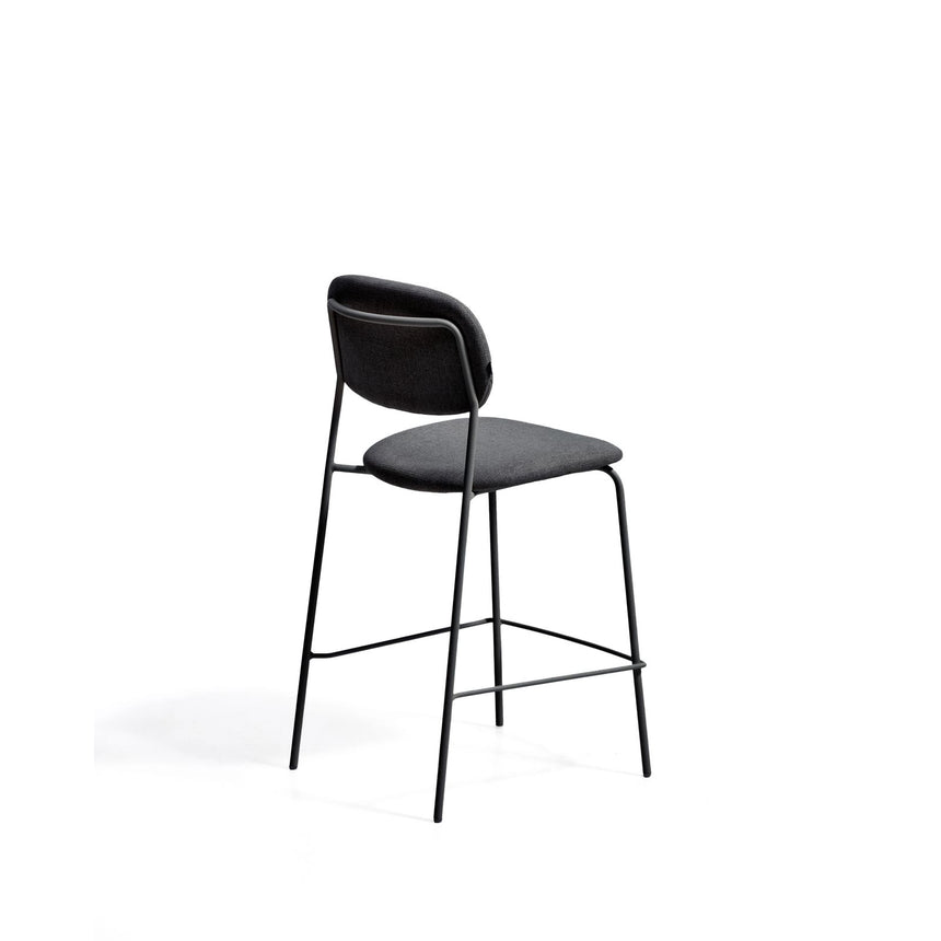 Stapelbarer Hocker Meli mit Chenille und Beinen aus Metall, FSC Mix Credit, 65 cm von Kave Home – Bild 5