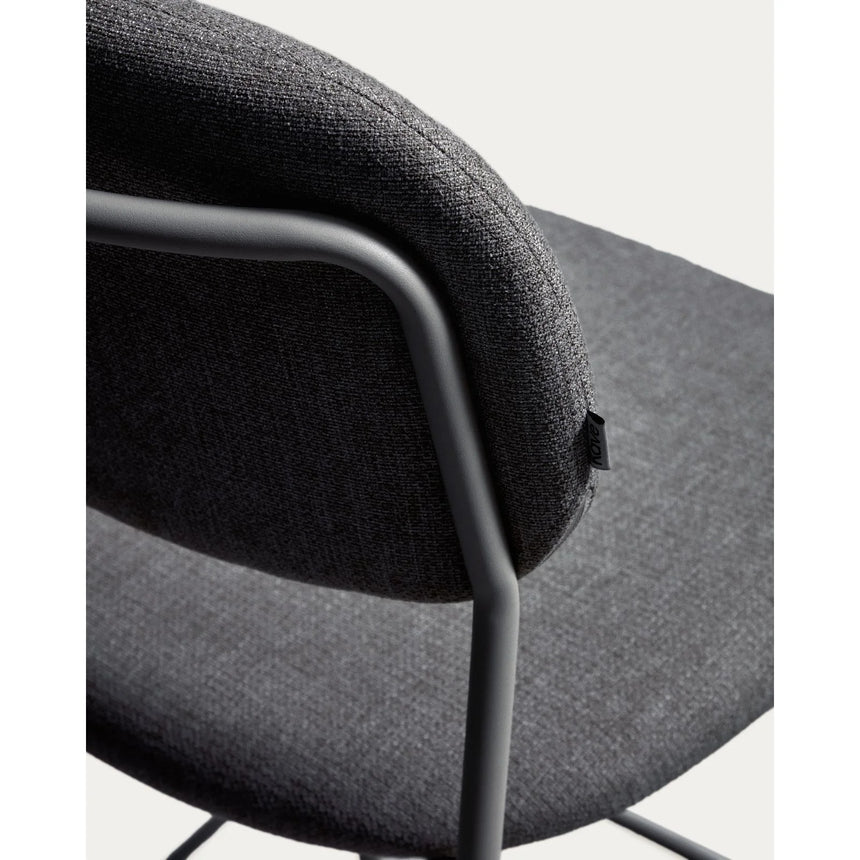 Stapelbarer Hocker Meli mit Chenille und Beinen aus Metall, FSC Mix Credit, 65 cm von Kave Home – Bild 9