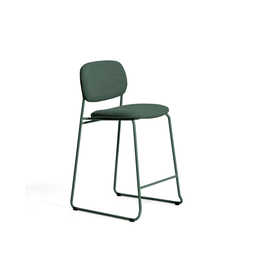 Stapelbarer Hocker Meli mit grüner Chenille und Beinen aus grünem Metall, FSC Mix Credit, 65 cm von Kave Home – Bild 1