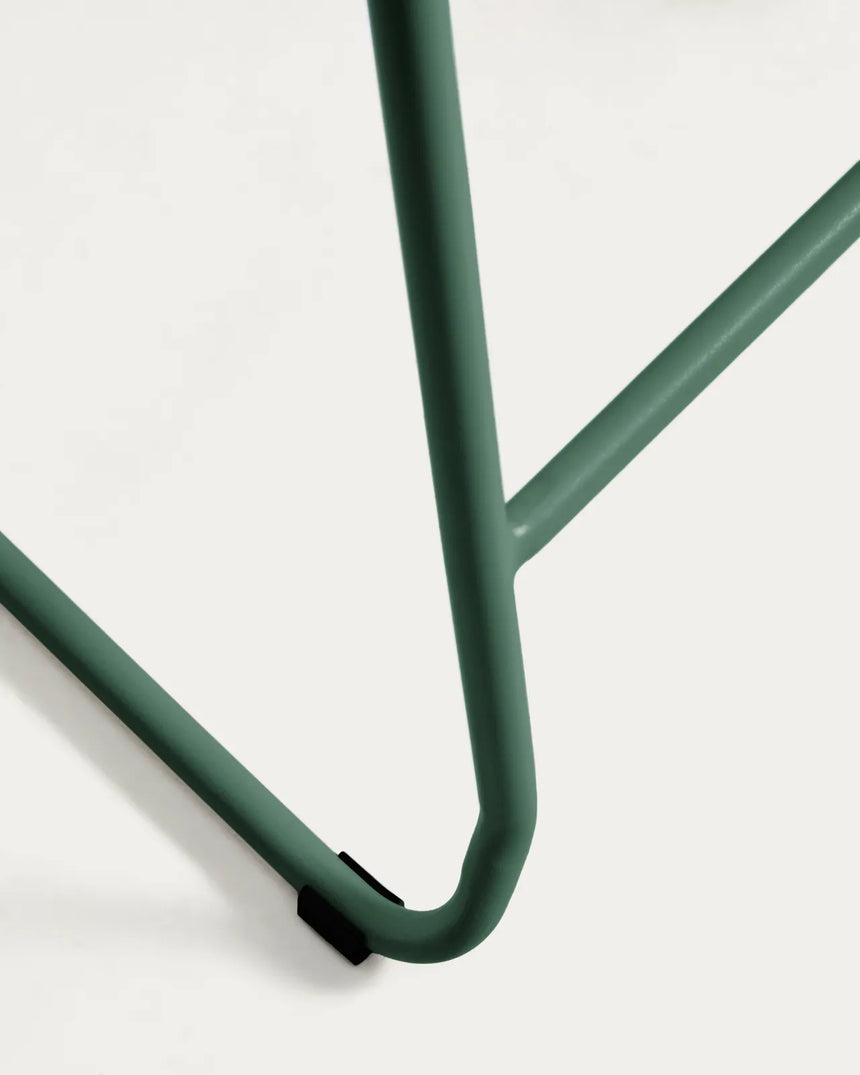 Stapelbarer Hocker Meli mit grüner Chenille und Beinen aus grünem Metall, FSC Mix Credit, 65 cm von Kave Home – Bild 10