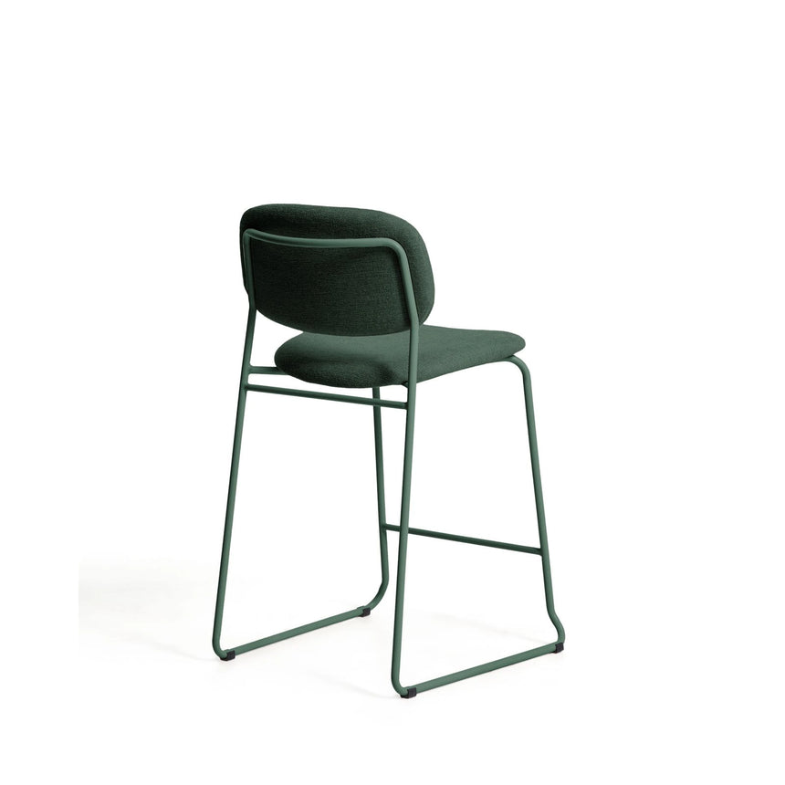 Stapelbarer Hocker Meli mit grüner Chenille und Beinen aus grünem Metall, FSC Mix Credit, 65 cm von Kave Home – Bild 4