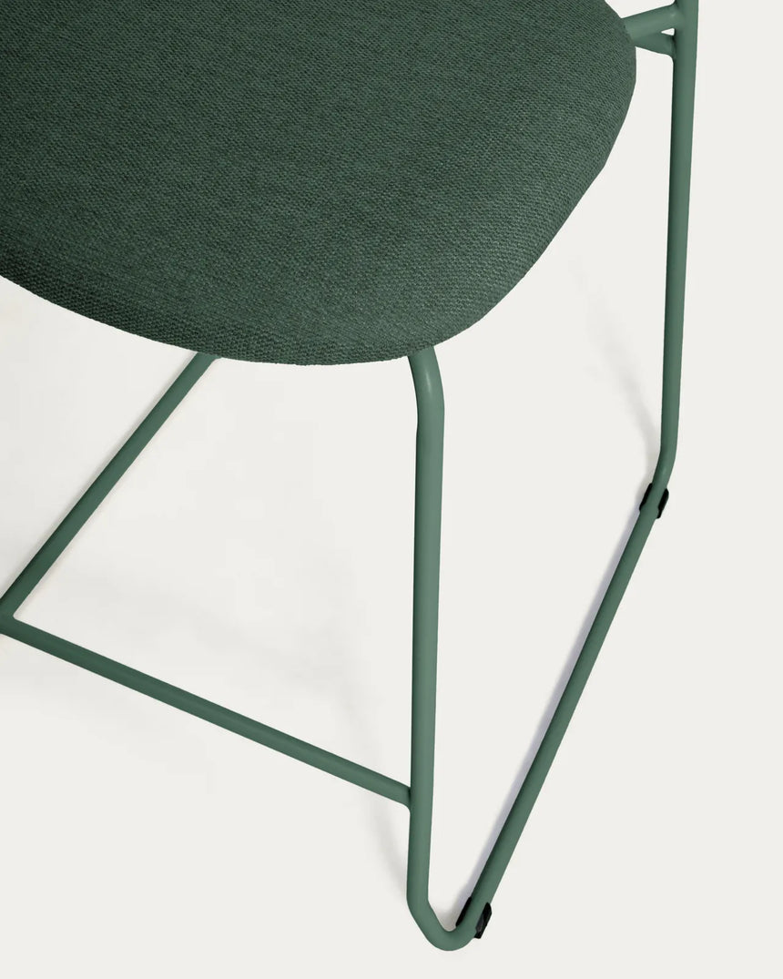 Stapelbarer Hocker Meli mit grüner Chenille und Beinen aus grünem Metall, FSC Mix Credit, 65 cm von Kave Home – Bild 8