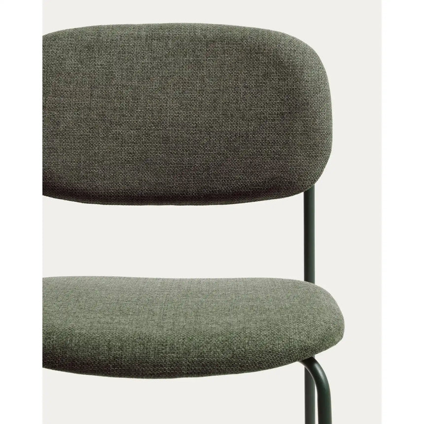 Stapelbarer Hocker Meli mit grüner Chenille und Beinen aus grünem Metall, FSC Mix Credit, 65 cm von Kave Home – Bild 9