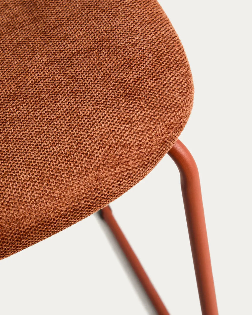 Stapelbarer Hocker Meli mit terrakottafarbener Chenille und Beinen aus terrakottafarbenem Metall, FSC Mix Credit, 65 cm von Kave Home – Bild 8