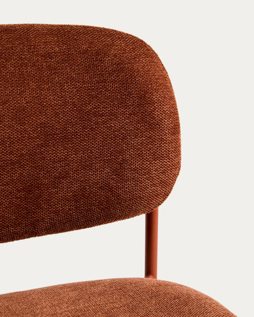 Stapelbarer Hocker Meli mit terrakottafarbener Chenille und Beinen aus terrakottafarbenem Metall, FSC Mix Credit, 65 cm von Kave Home – Bild 9