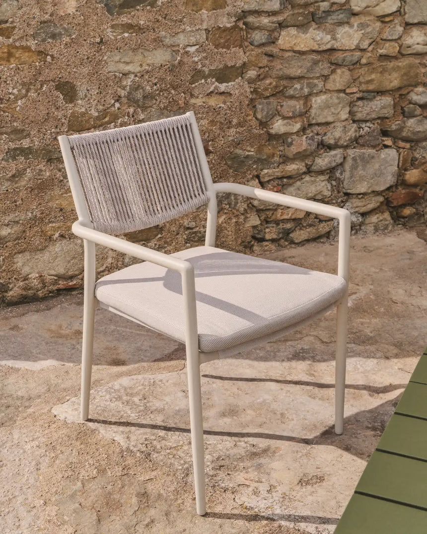 Stapelbarer Outdoor-Stuhl Argasi aus Aluminium in Ecru und grauem Synthetikseil von Kave Home – Bild 2