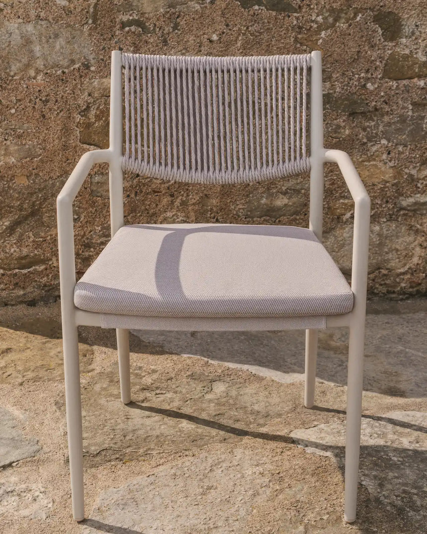 Stapelbarer Outdoor-Stuhl Argasi aus Aluminium in Ecru und grauem Synthetikseil von Kave Home – Bild 3