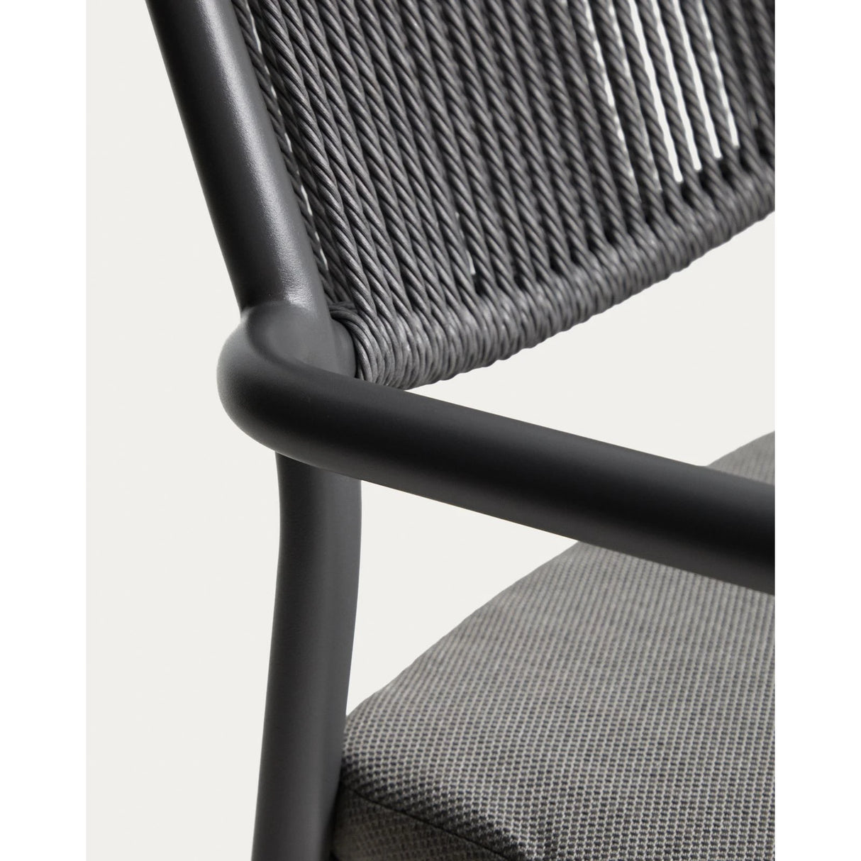 Stapelbarer Outdoor-Stuhl Argasi aus Aluminium in Graphit und dunkelgrauem Synthetikseil von Kave Home – Bild 11