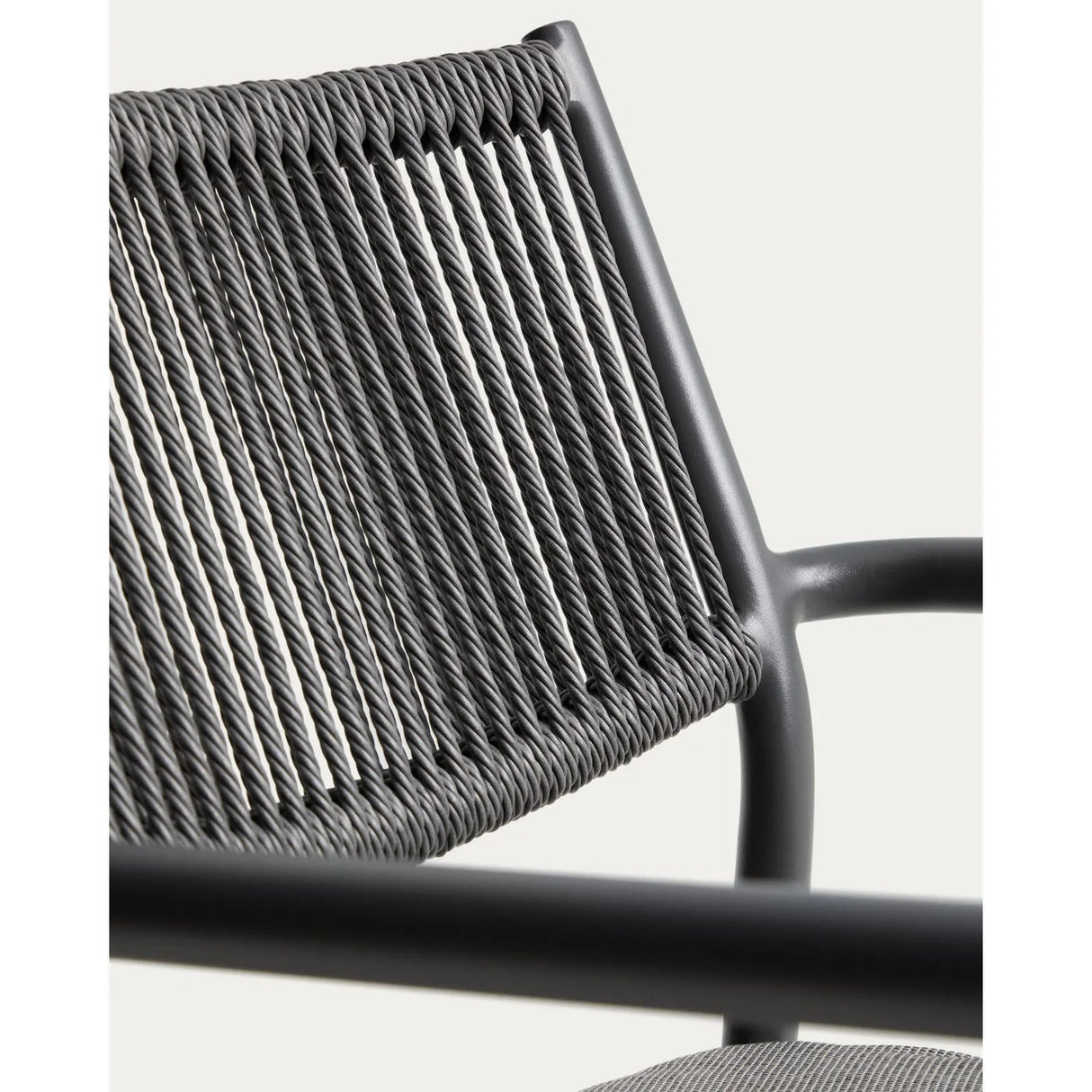 Stapelbarer Outdoor-Stuhl Argasi aus Aluminium in Graphit und dunkelgrauem Synthetikseil von Kave Home – Bild 13