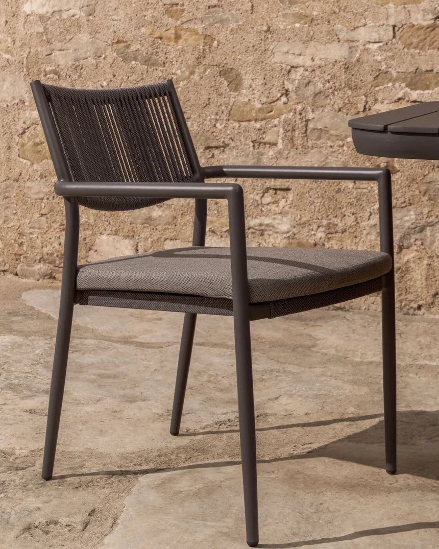 Stapelbarer Outdoor-Stuhl Argasi aus Aluminium in Graphit und dunkelgrauem Synthetikseil von Kave Home – Bild 2