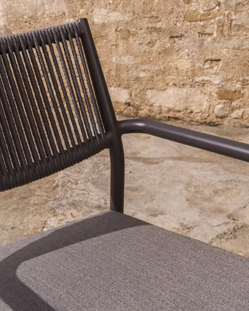 Stapelbarer Outdoor-Stuhl Argasi aus Aluminium in Graphit und dunkelgrauem Synthetikseil von Kave Home – Bild 3