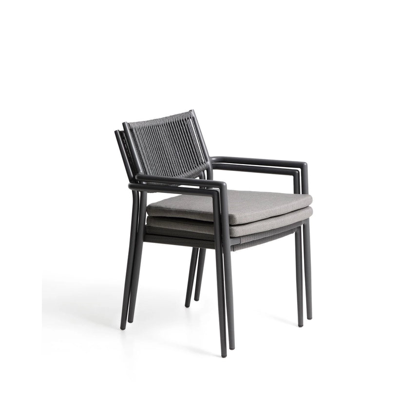 Stapelbarer Outdoor-Stuhl Argasi aus Aluminium in Graphit und dunkelgrauem Synthetikseil von Kave Home – Bild 6