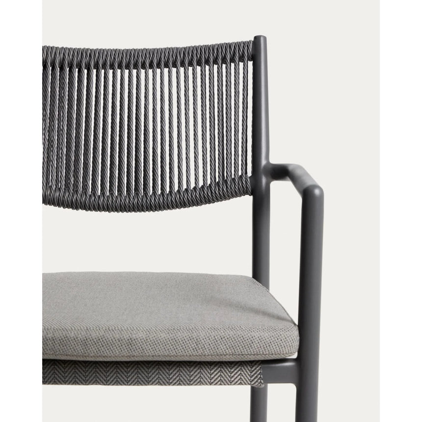 Stapelbarer Outdoor-Stuhl Argasi aus Aluminium in Graphit und dunkelgrauem Synthetikseil von Kave Home – Bild 9