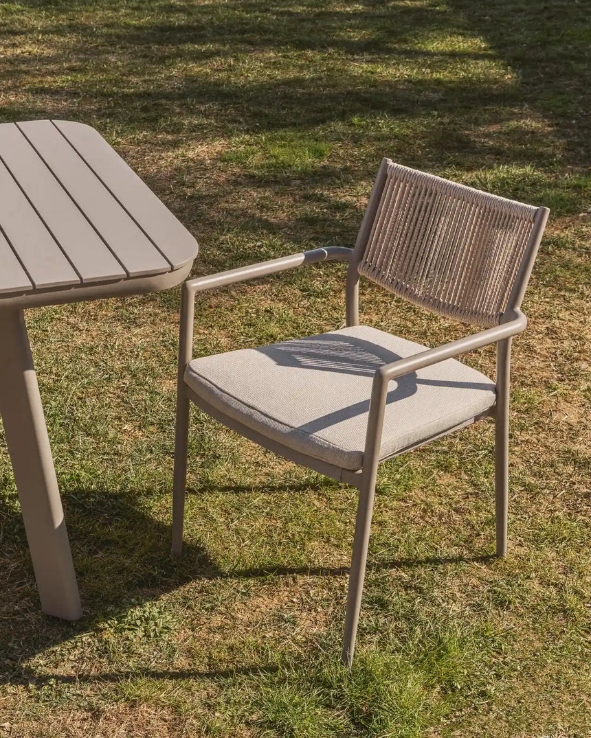 Stapelbarer Outdoor-Stuhl Argasi aus Aluminium und Synthetikseil von Kave Home – Bild 2