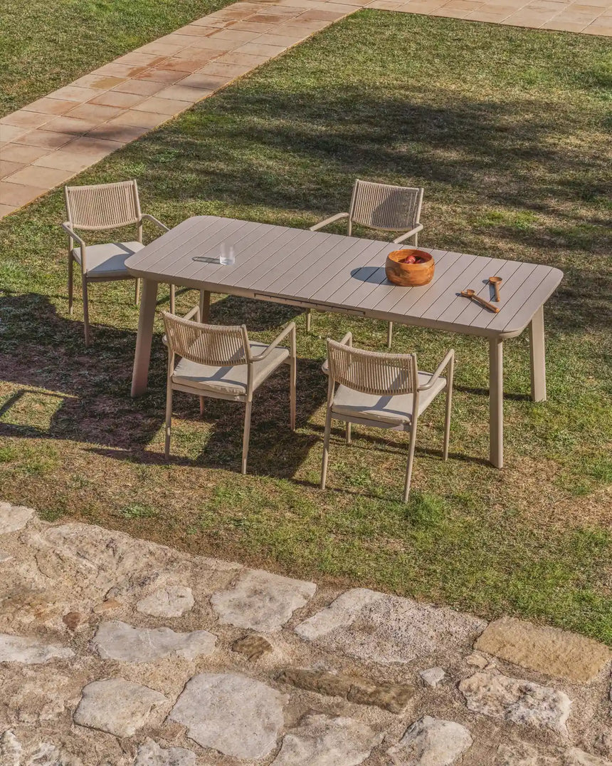 Stapelbarer Outdoor-Stuhl Argasi aus Aluminium und Synthetikseil von Kave Home – Bild 4