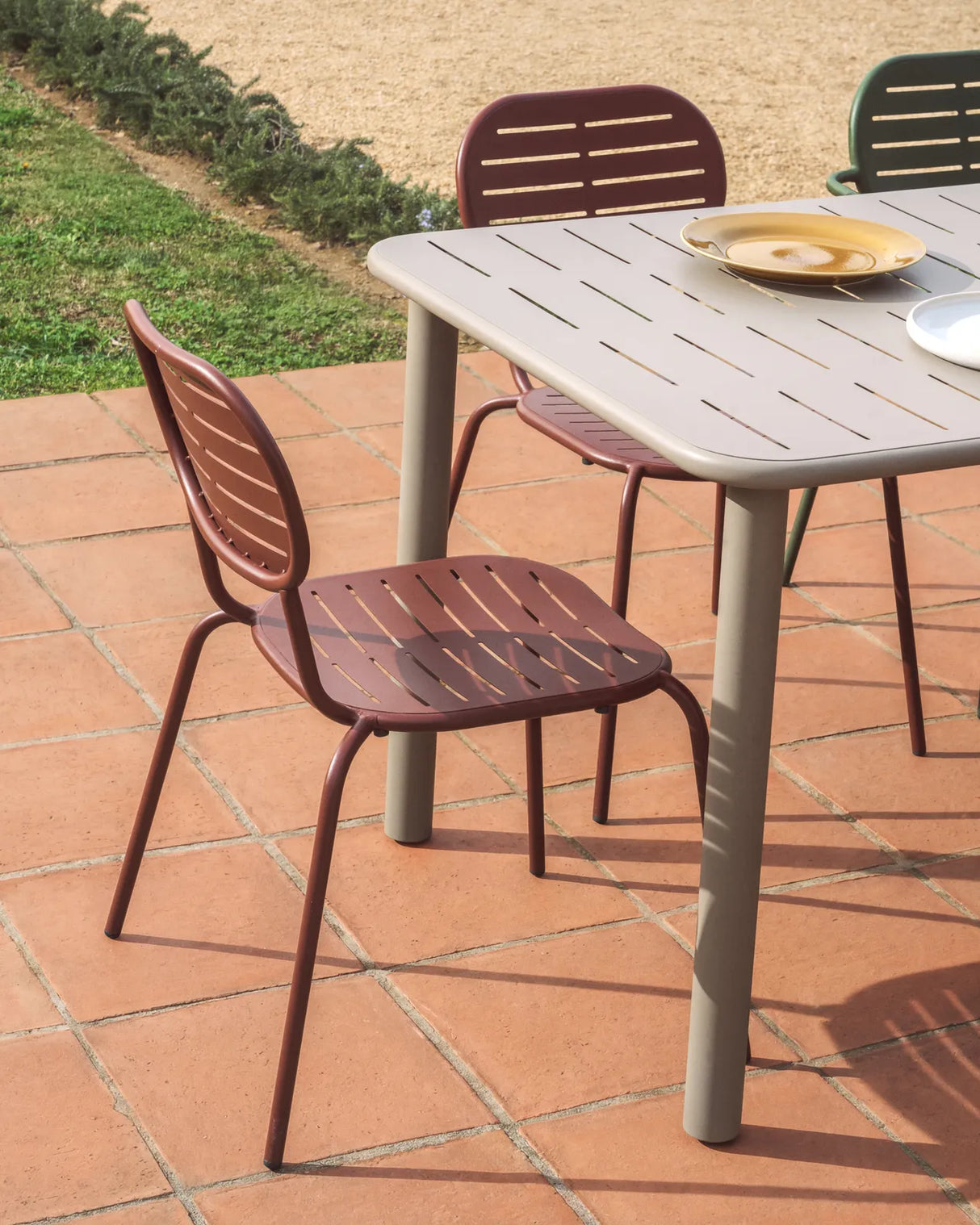 Stapelbarer Outdoor-Stuhl Brai aus granatrot verzinktem Stahl von Kave Home – Bild 2