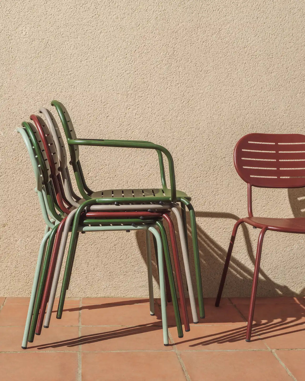 Stapelbarer Outdoor-Stuhl Brai aus taupefarben verzinktem Stahl von Kave Home – Bild 3