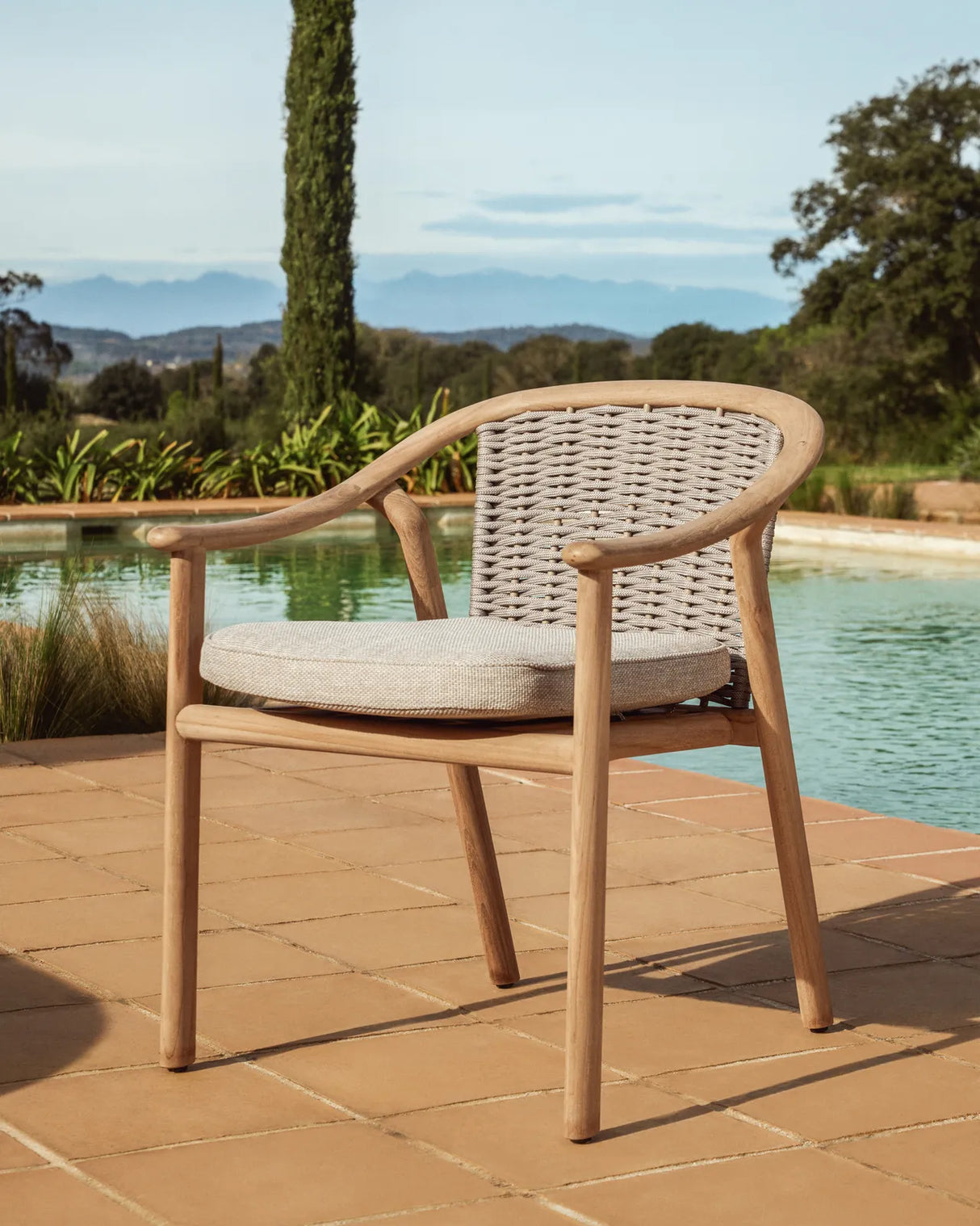 Stapelbarer Outdoor-Stuhl Elunda aus massivem Teakholz, FSC 100 % von Kave Home – Bild 2