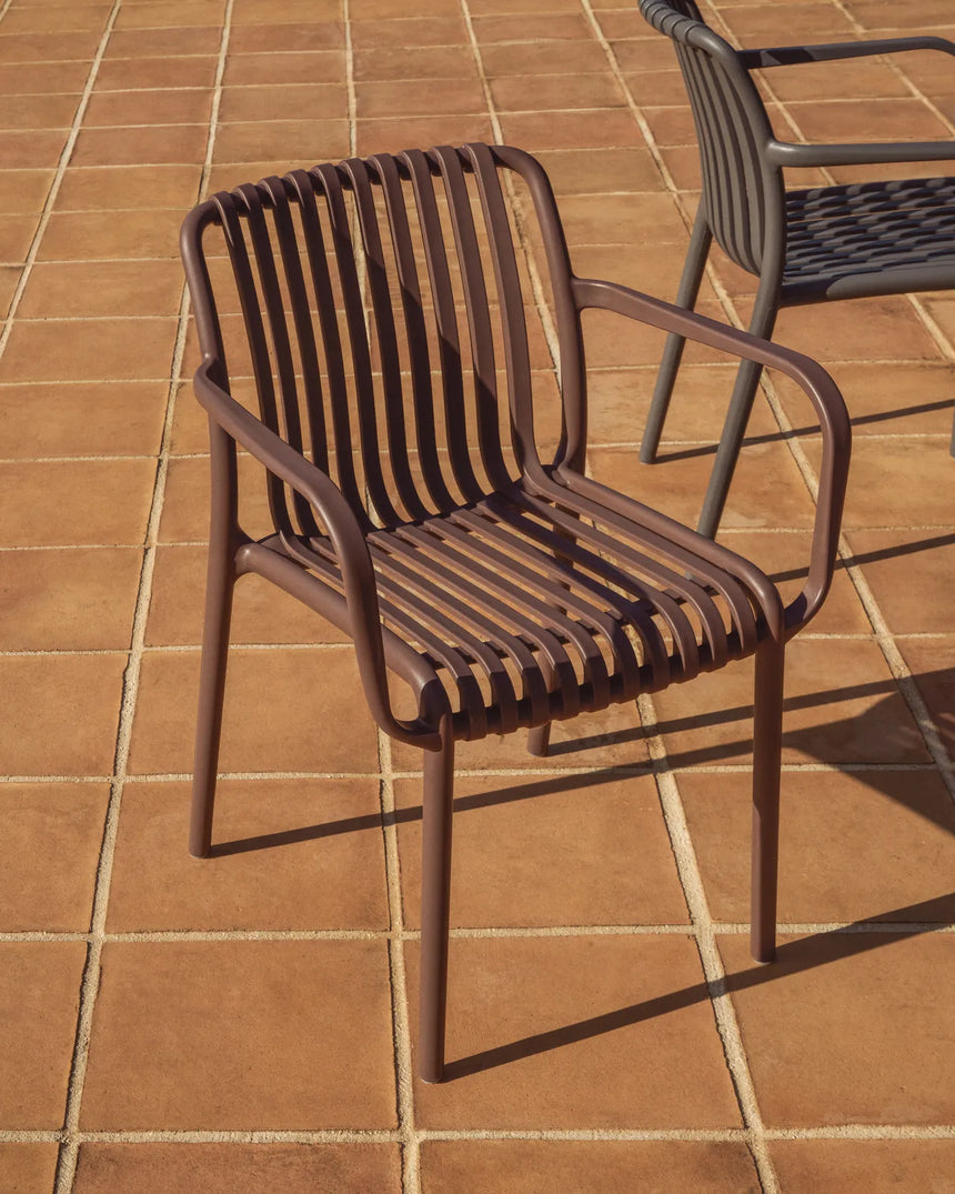 Stapelbarer Outdoor-Stuhl Isabellini in Braun von Kave Home – Bild 2