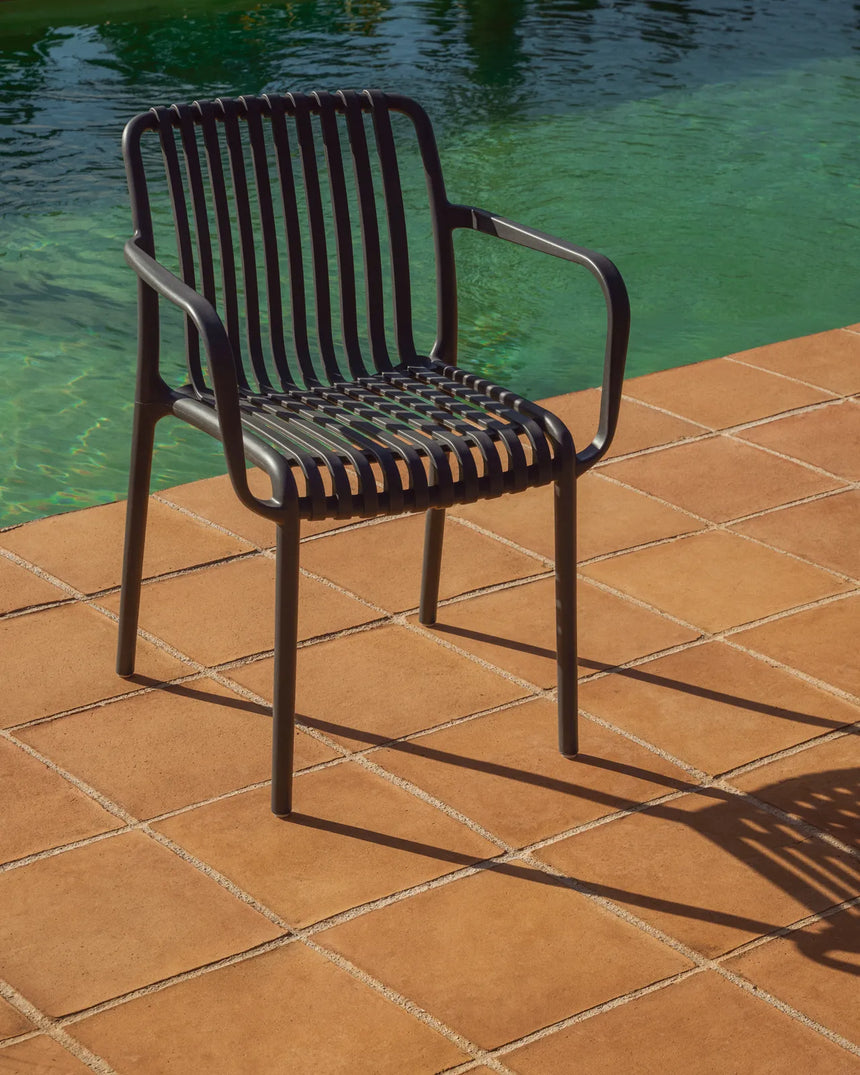 Stapelbarer Outdoor-Stuhl Isabellini in Graphitgrau von Kave Home – Bild 2