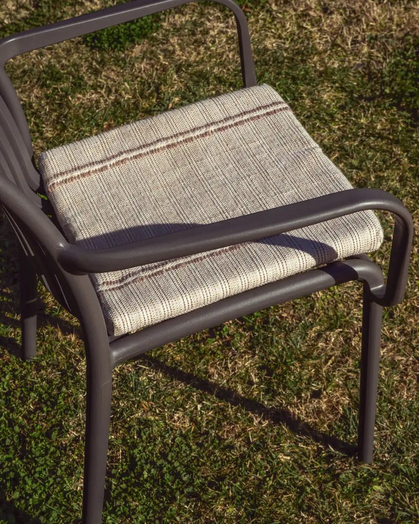 Stapelbarer Outdoor-Stuhl Isabellini in Graphitgrau von Kave Home – Bild 3