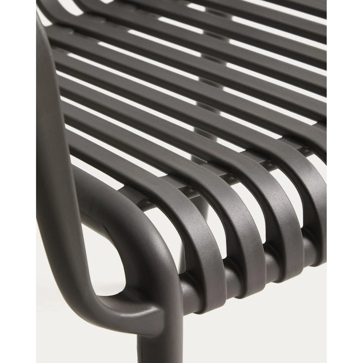 Stapelbarer Outdoor-Stuhl Isabellini in Graphitgrau von Kave Home – Bild 9