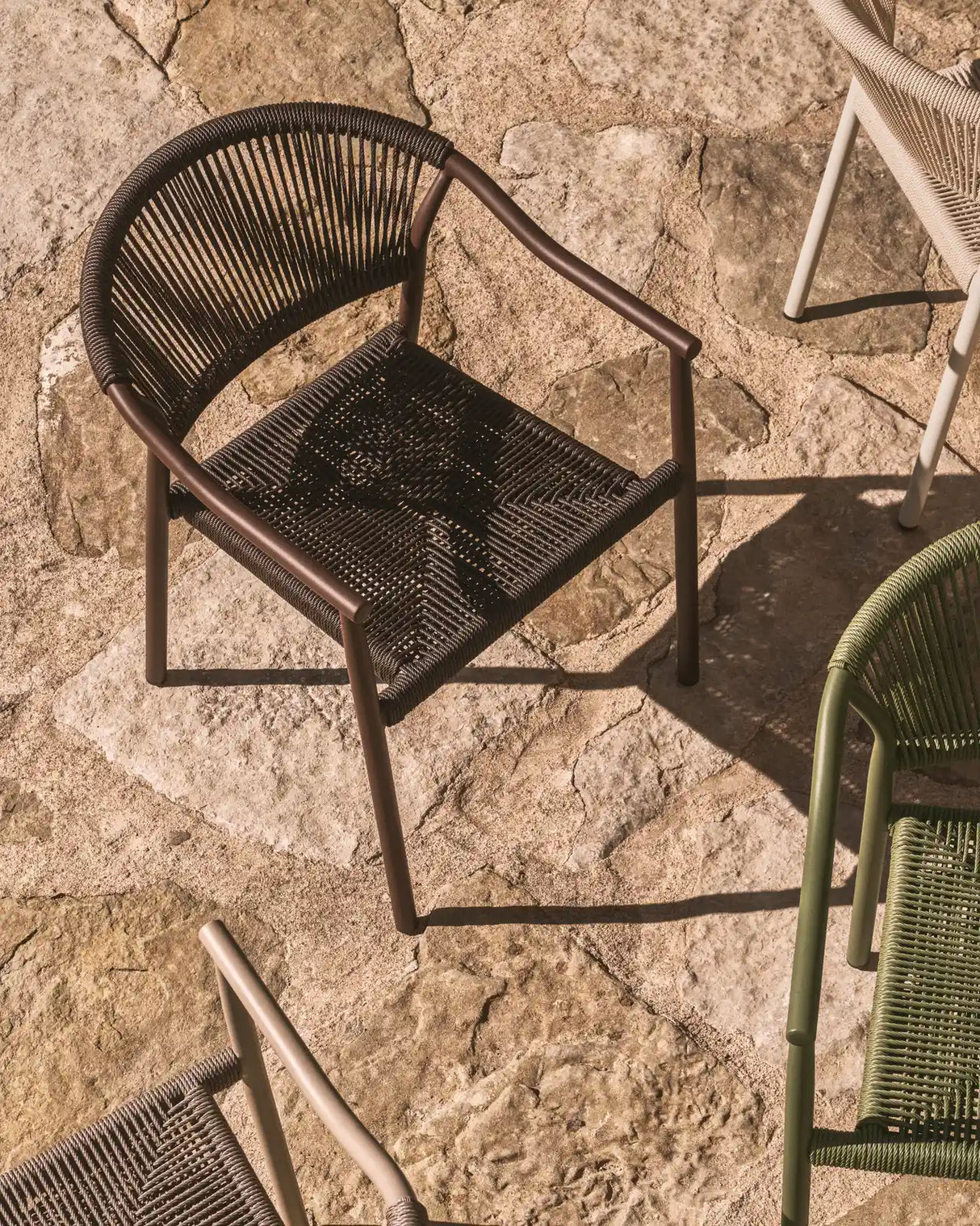 Stapelbarer Outdoor-Stuhl Livadia aus Aluminium in Braun von Kave Home – Bild 5