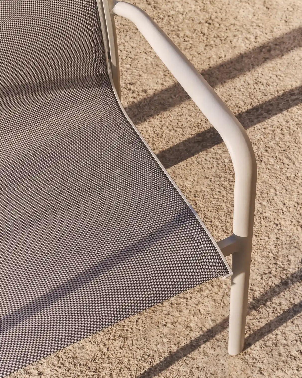 Stapelbarer Outdoor-Stuhl Luri aus Aluminium in Ecru und beigem Texteline von Kave Home – Bild 3