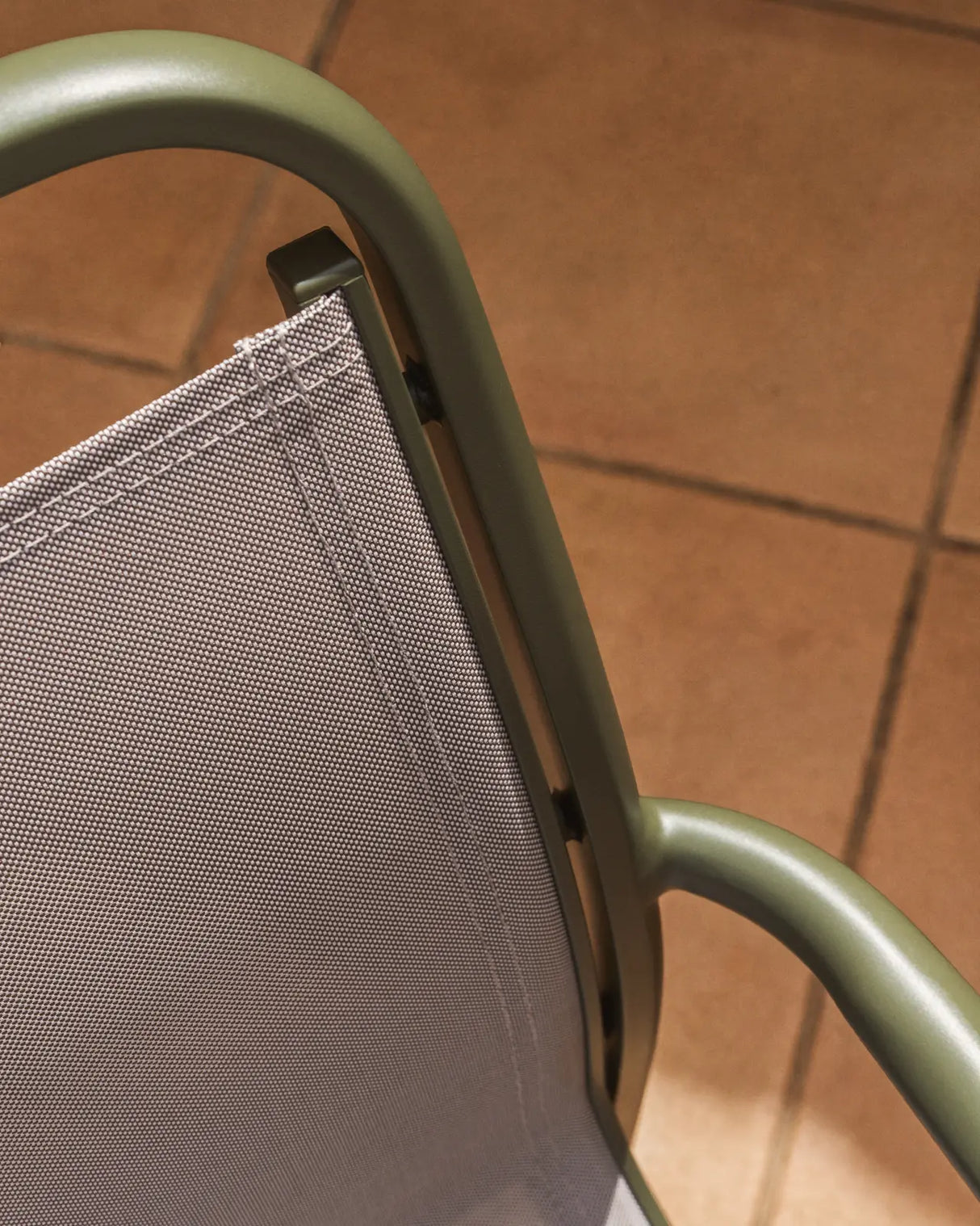 Stapelbarer Outdoor-Stuhl Luri aus Aluminium in Grün und beigem Texteline von Kave Home – Bild 3