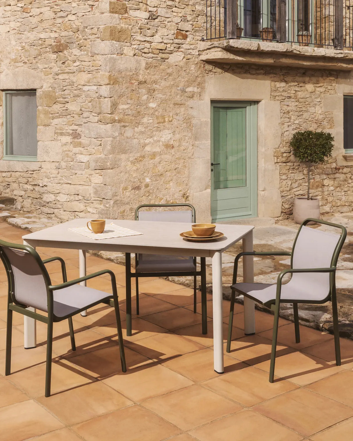 Stapelbarer Outdoor-Stuhl Luri aus Aluminium in Grün und beigem Texteline von Kave Home – Bild 4