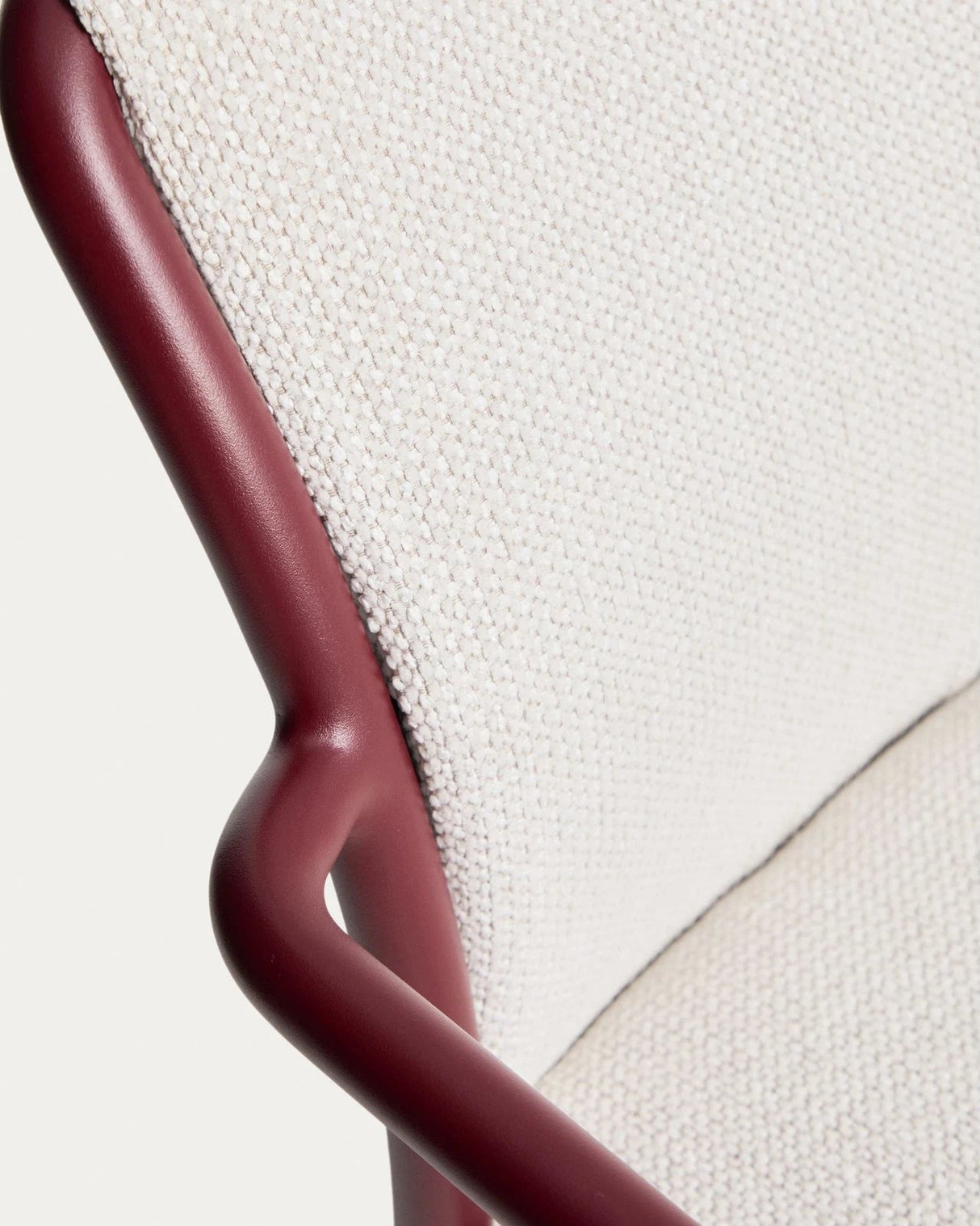 Stapelbarer Stuhl Linosa aus Aluminium in Granatrot mit beigem Kissen von Kave Home – Bild 7