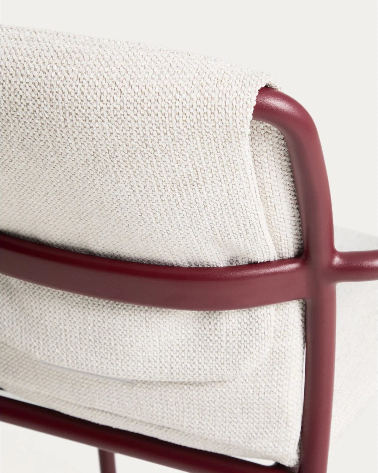 Stapelbarer Stuhl Linosa aus Aluminium in Granatrot mit beigem Kissen von Kave Home – Bild 8