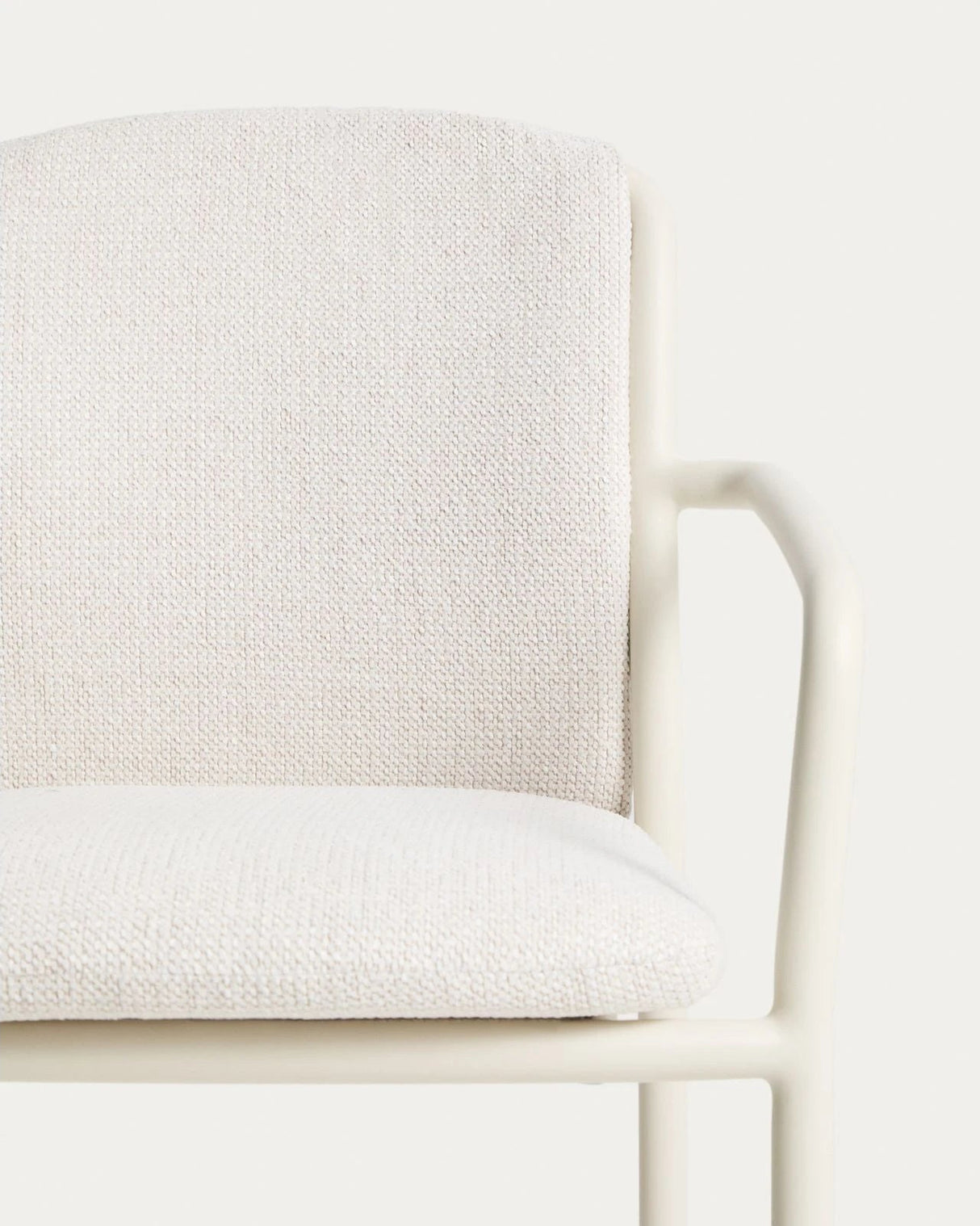 Stapelbarer Stuhl Linosa aus Aluminium in Naturfarbe mit beigem Kissen von Kave Home – Bild 6