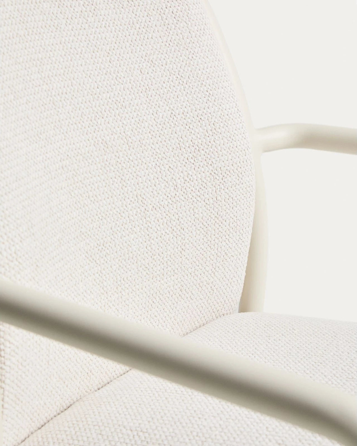 Stapelbarer Stuhl Linosa aus Aluminium in Naturfarbe mit beigem Kissen von Kave Home – Bild 9