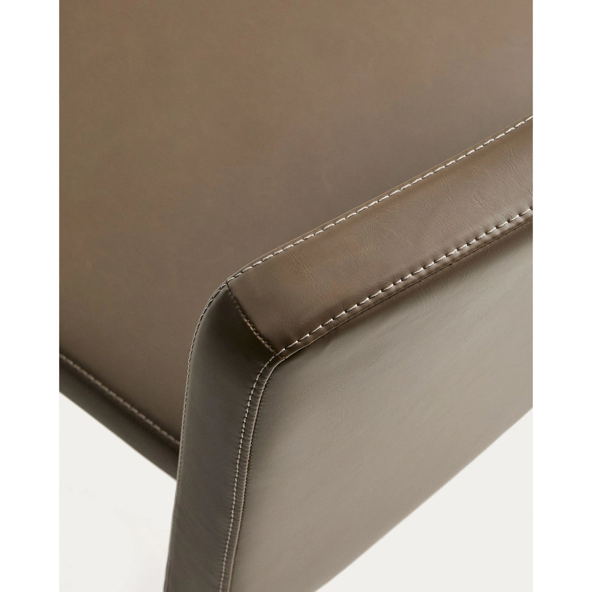 Stapelbarer Stuhl Loria mit braunem Polyurethan, FSC 100 % von Kave Home – Bild 10