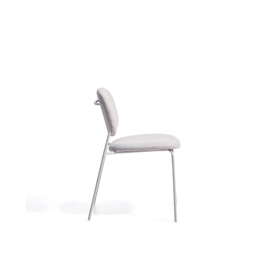 Stapelbarer Stuhl Meli mit beiger Chenille und beigen Metallbeinen FSC Mix Credit von Kave Home – Bild 4