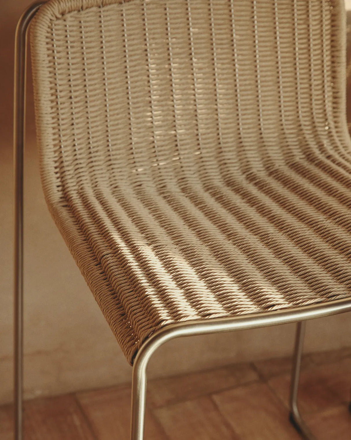 Stapelhocker Tavari aus beigefarbenem Synthetikseil und Edelstahl in gebürsteter Optik, 65 cm von Kave Home – Bild 3