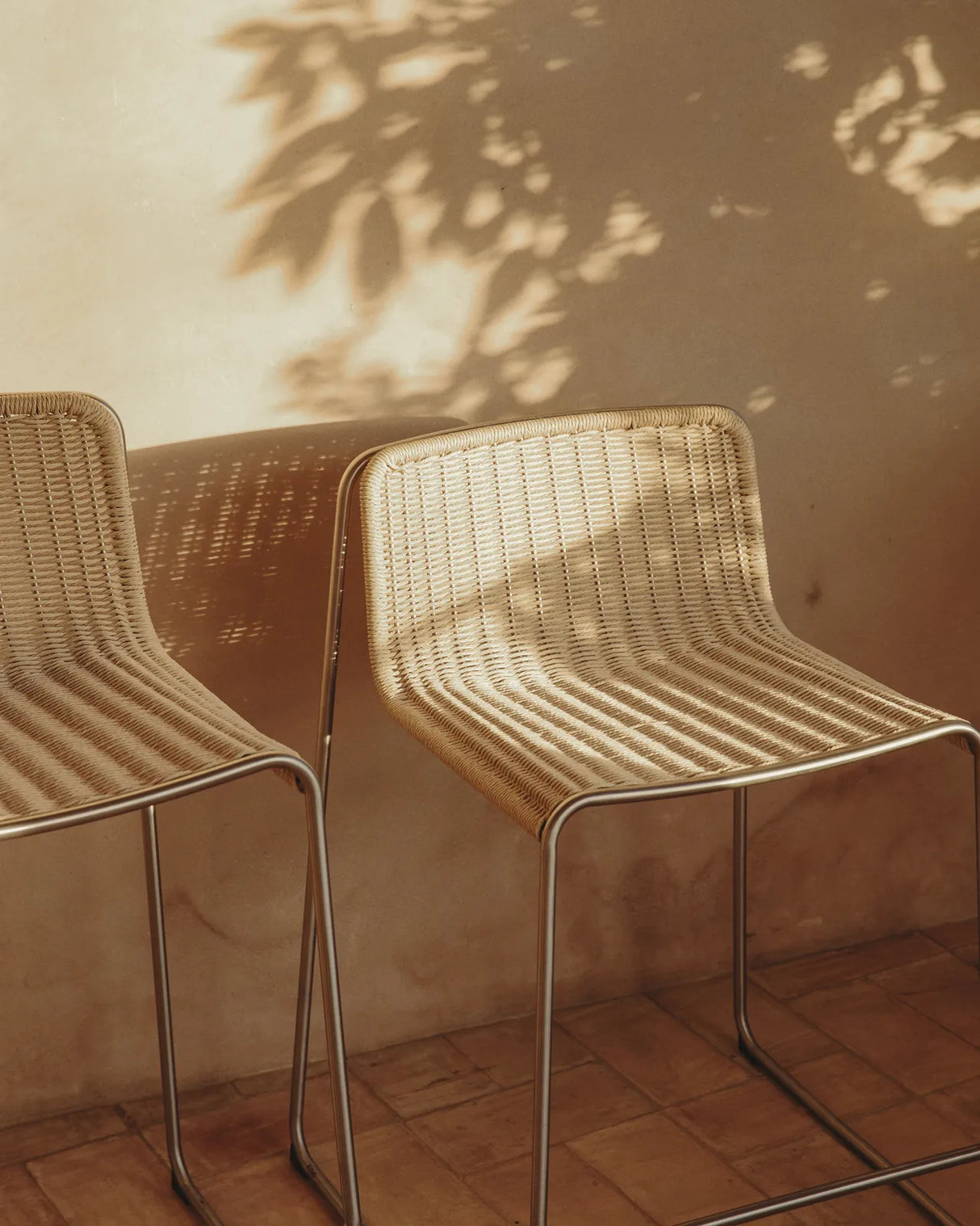 Stapelhocker Tavari aus beigefarbenem Synthetikseil und Edelstahl in gebürsteter Optik, 65 cm von Kave Home – Bild 4