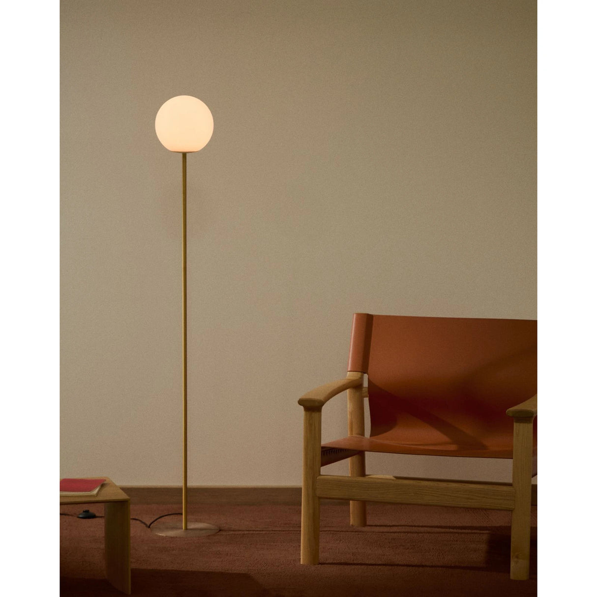 Stehlampe Brisia aus Metall mit gebürstetem Messing-Finish und einer mattierten Glaskugel Ø 25 cm von Kave Home – Produktbild 2