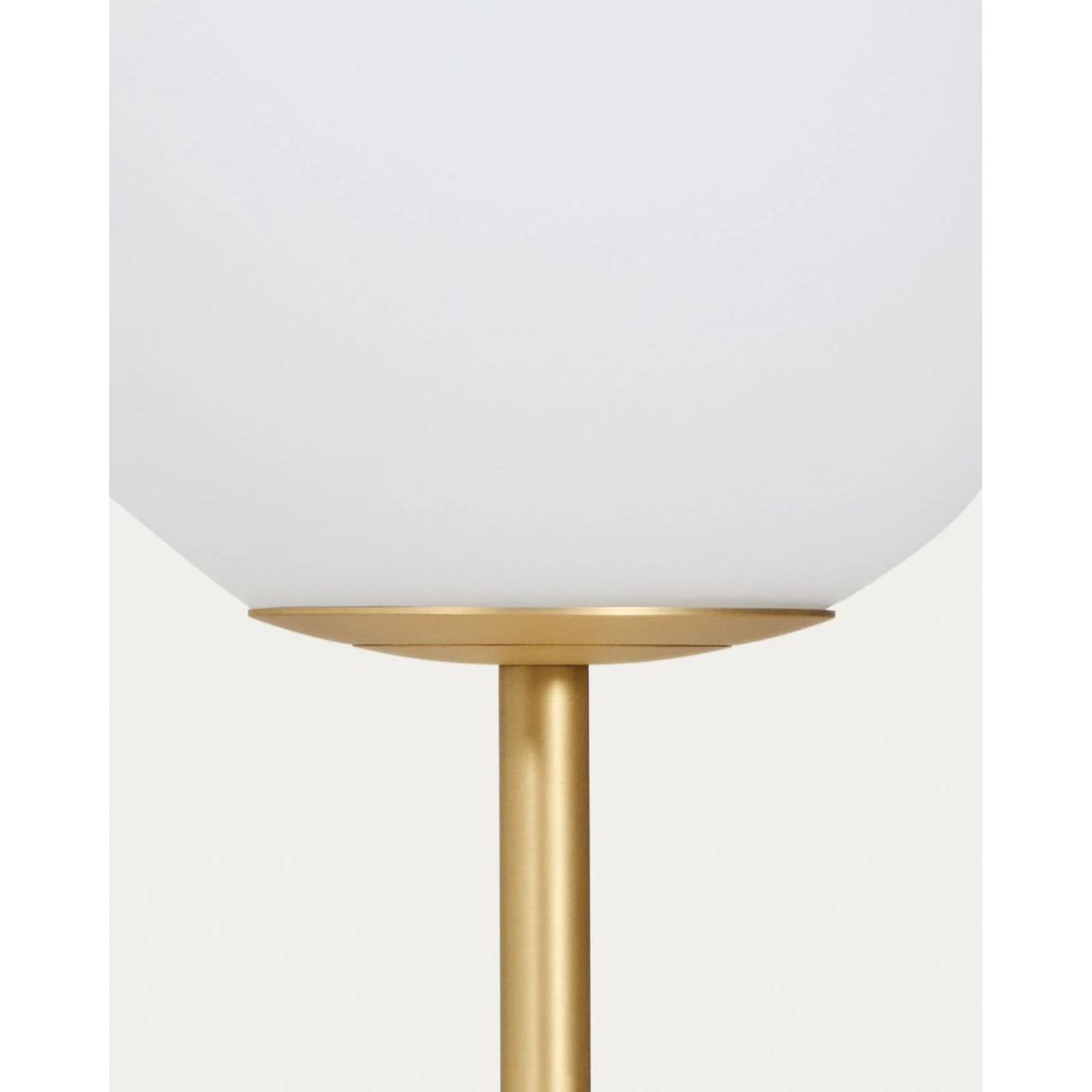 Stehlampe Brisia aus Metall mit gebürstetem Messing-Finish und einer mattierten Glaskugel Ø 25 cm von Kave Home – Produktbild 4