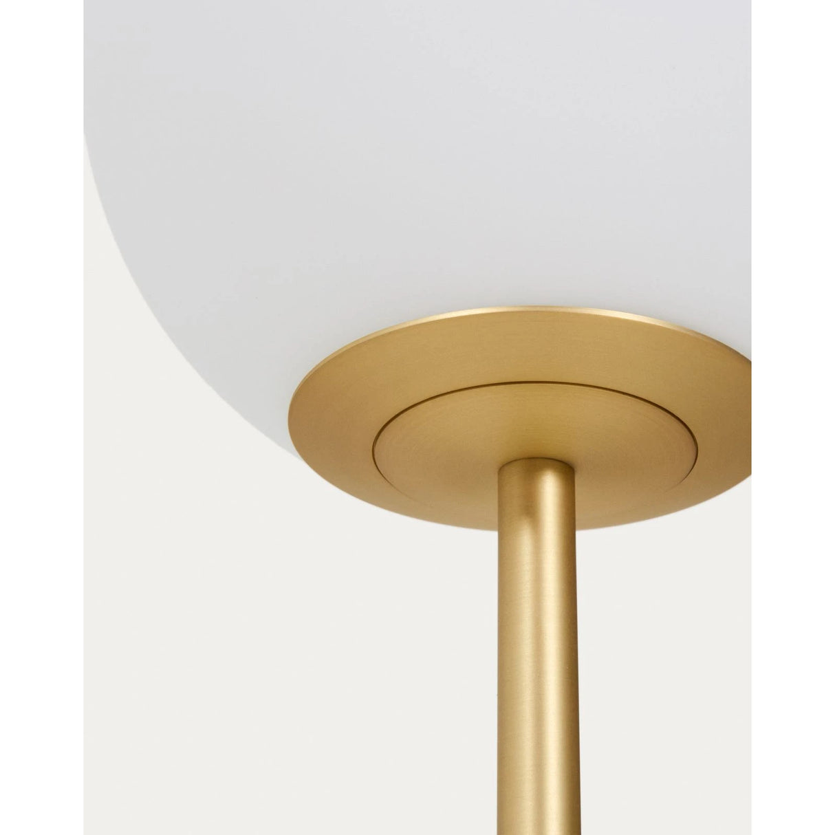 Stehlampe Brisia aus Metall mit gebürstetem Messing-Finish und einer mattierten Glaskugel Ø 25 cm von Kave Home – Produktbild 5