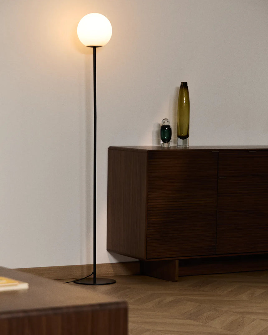 Stehlampe Brisia aus Metall mit schwarzem Finish und einer Glaskugel Ø20 cm von Kave Home – Bild 2