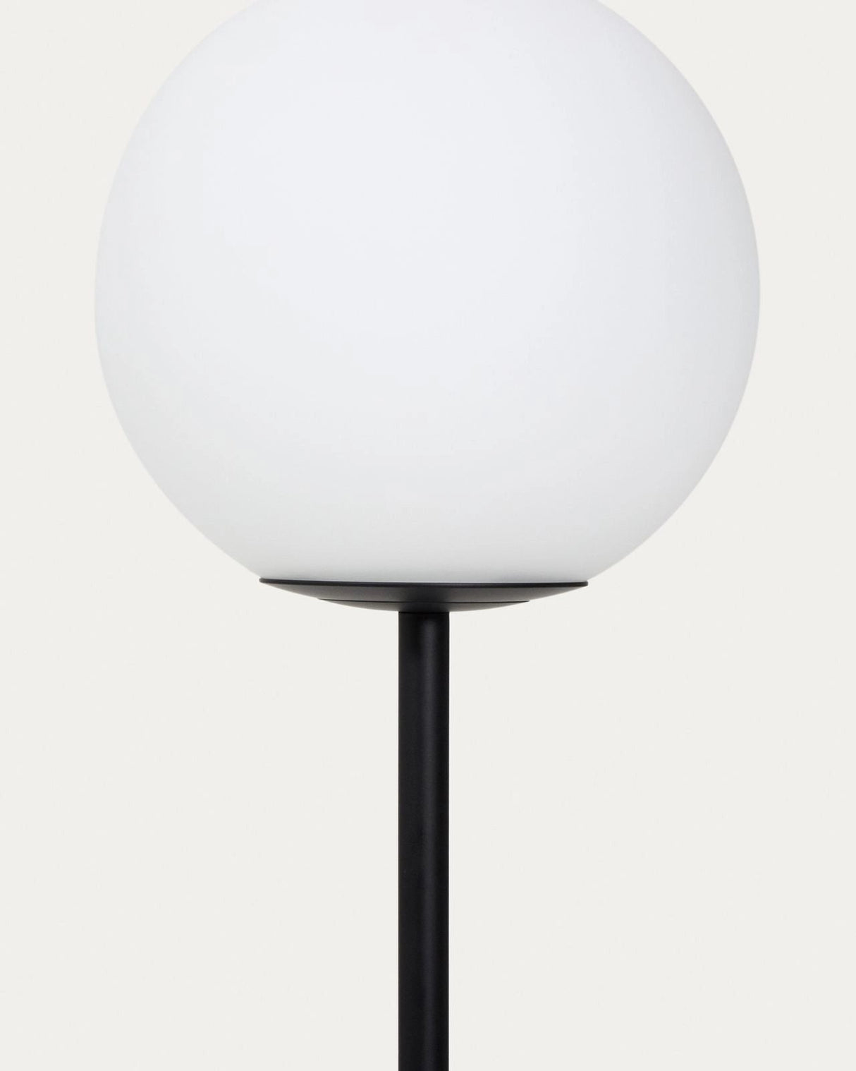 Stehlampe Brisia aus Metall mit schwarzem Finish und einer Glaskugel Ø20 cm von Kave Home – Bild 4
