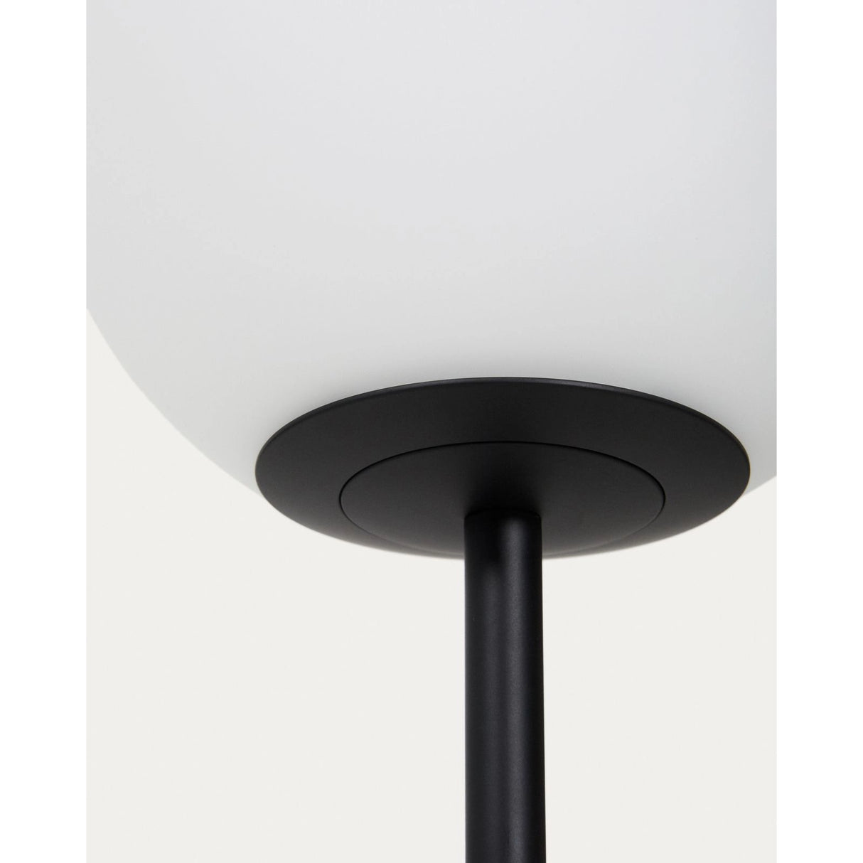 Stehlampe Brisia aus Metall mit schwarzem Finish und einer Glaskugel Ø20 cm von Kave Home – Bild 5