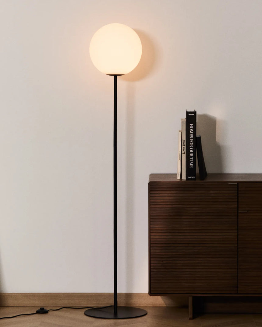 Stehlampe Brisia aus Metall mit schwarzem Finish und einer Glaskugel Ø 30 cm von Kave Home – Produktbild 2