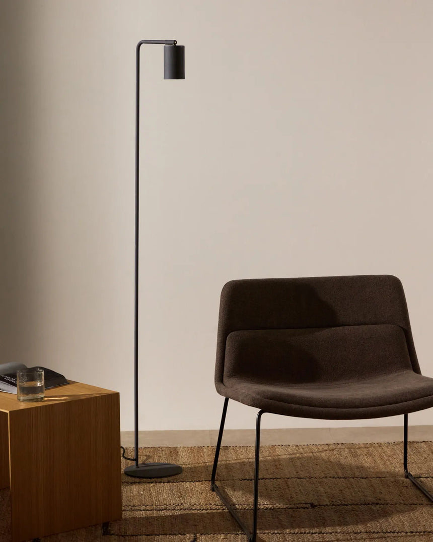 Stehlampe Manie aus Metall mit Finish in schwarzer Gusseisenoptik von Kave Home – Produktbild 2
