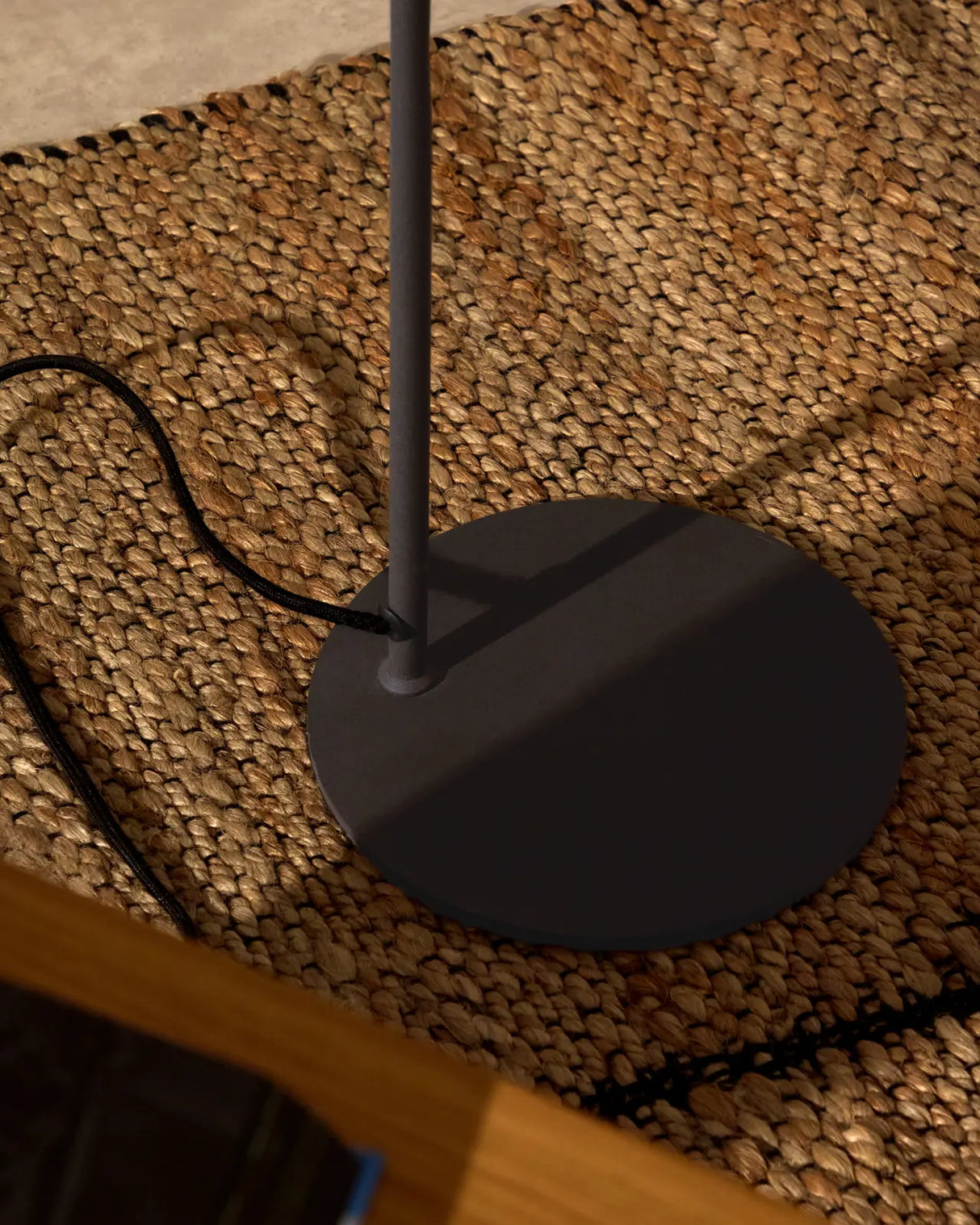 Stehlampe Manie aus Metall mit Finish in schwarzer Gusseisenoptik von Kave Home – Produktbild 3