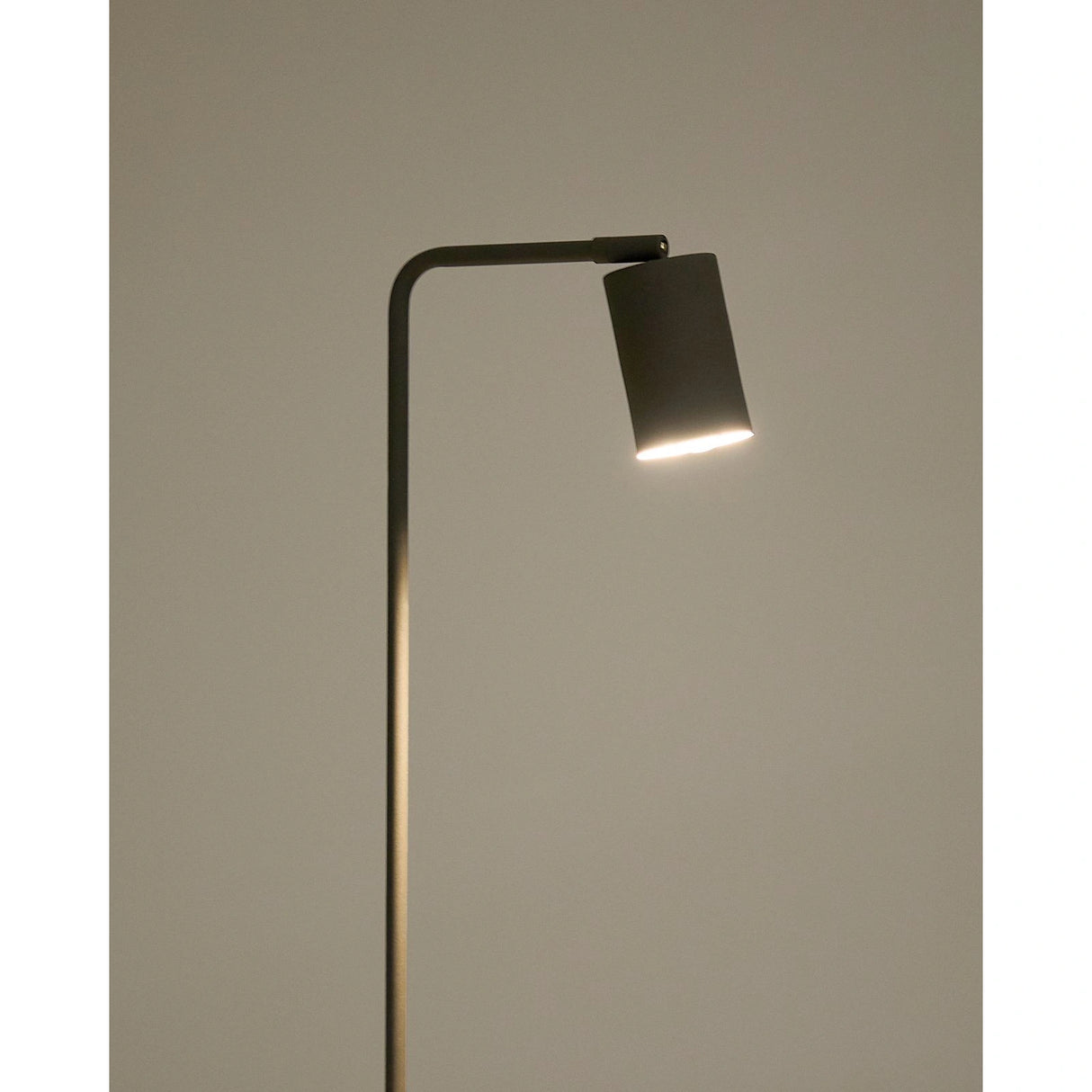 Stehlampe Manie aus Metall mit Finish in schwarzer Gusseisenoptik von Kave Home – Produktbild 6