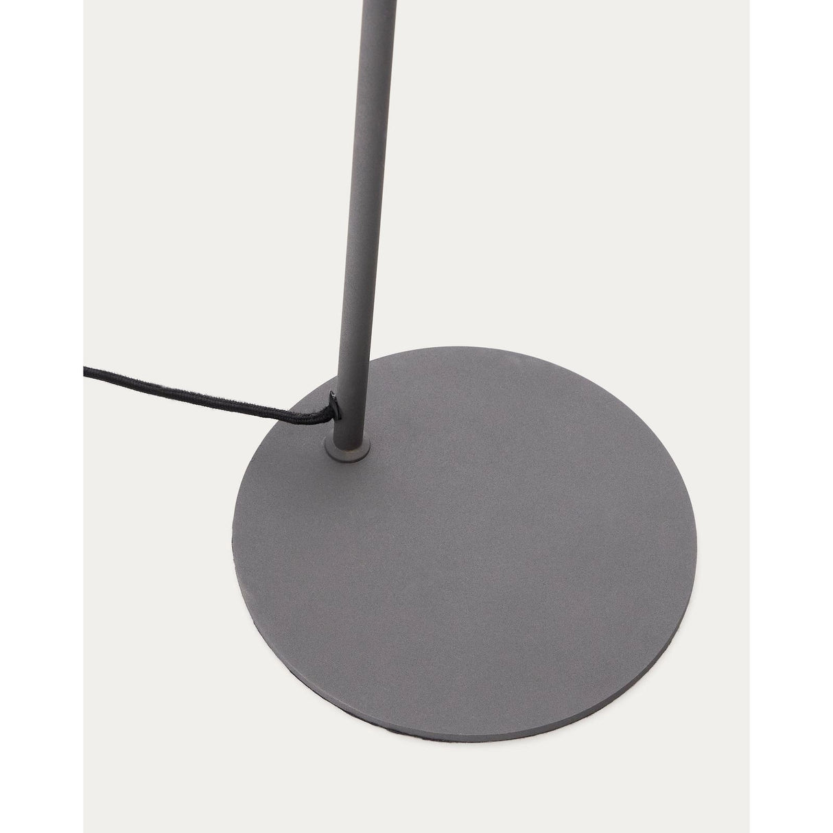 Stehlampe Manie aus Metall mit Finish in schwarzer Gusseisenoptik von Kave Home – Produktbild 8