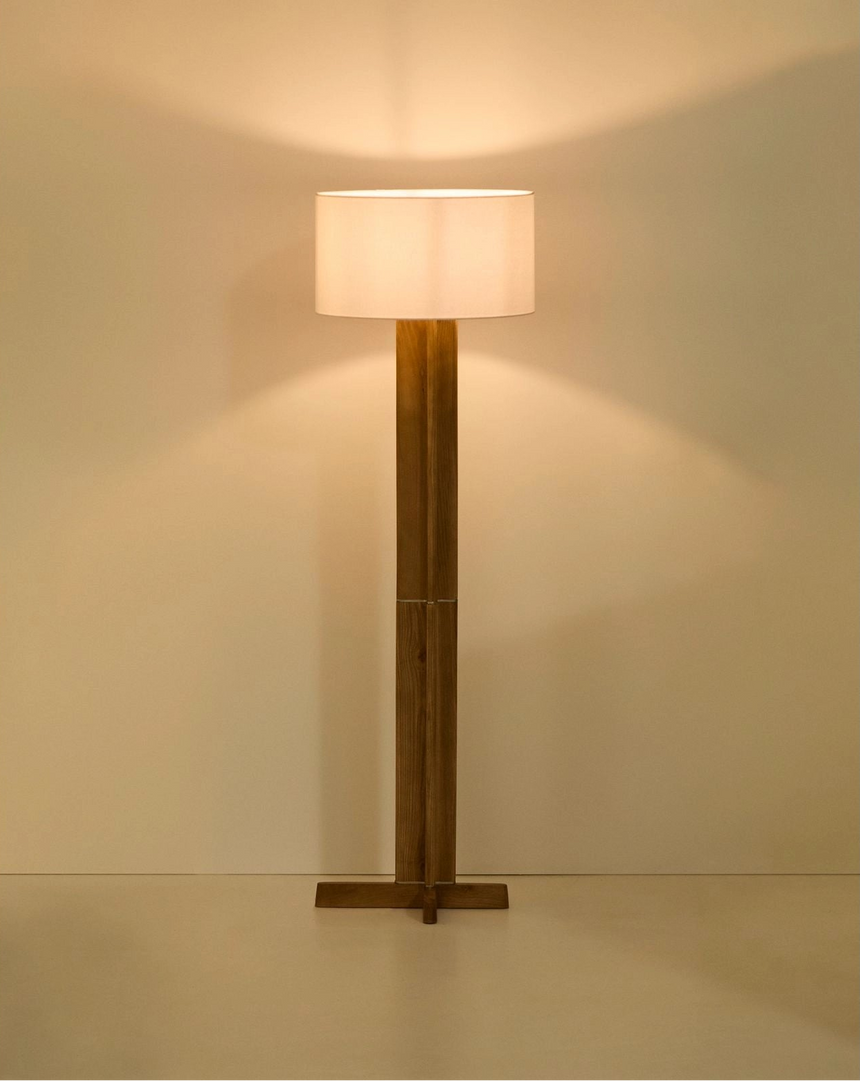 Stehlampe Niani aus Kautschukholz mit Finish in Naturton und elfenbeinfarbenem Baumwollschirm von Kave Home – Bild 3